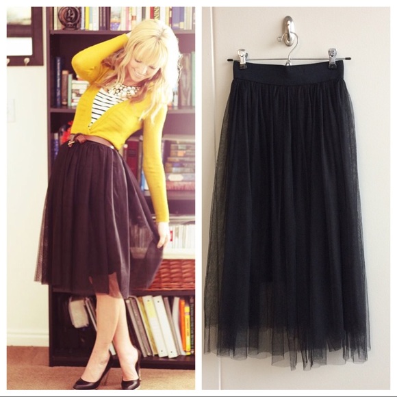 Dresses & Skirts - Black tulle midi skirt